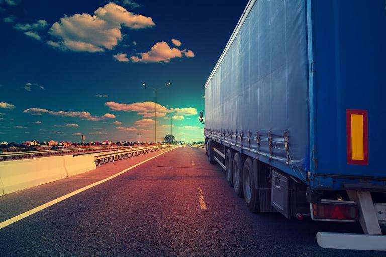 Pourquoi choisir le transport bâché pour vos marchandises ?